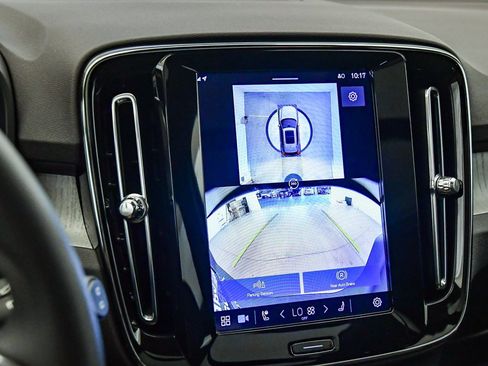 Certified 2025 Volvo XC40 B5 Ultra w/ Climate Package image 28