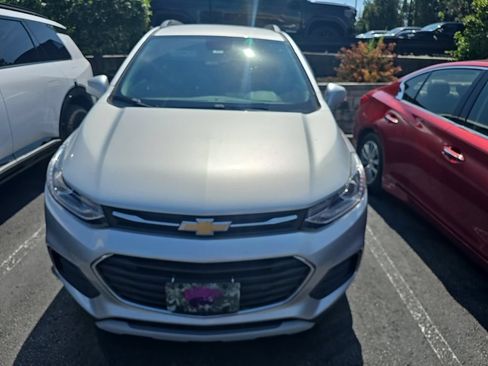 Used 2020 Chevrolet Trax LT w/ LT Convenience Package FWD image 2