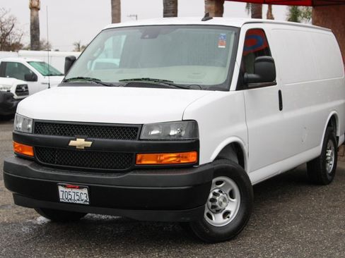 Used 2020 Chevrolet Express 3500 w/ Driver Convenience Package image 4