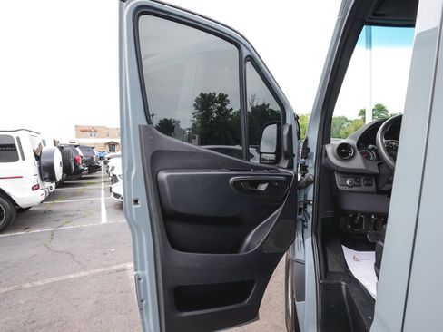 Used 2024 Mercedes-Benz Sprinter 2500 image 10