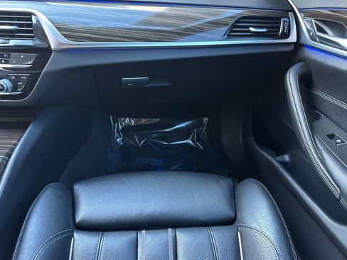 Used 2018 BMW 530e w/ Premium Package 2 image 28