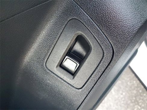 Used 2021 Volkswagen Atlas Cross Sport SE image 16