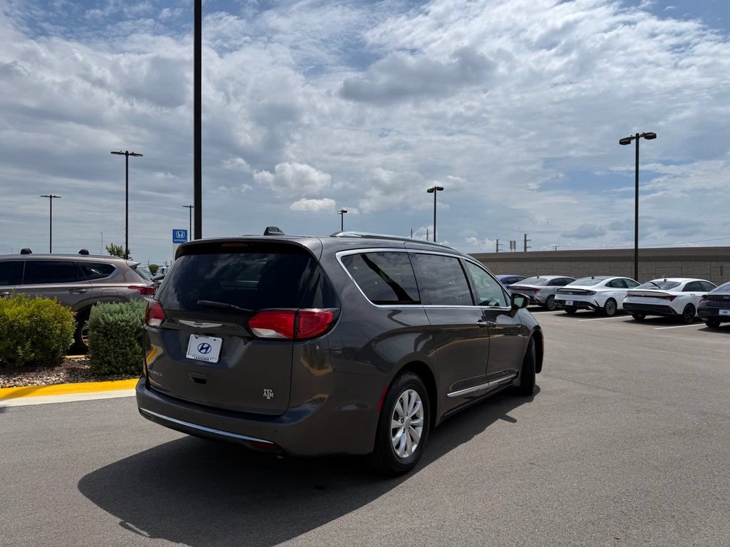 Used 2018 Chrysler Pacifica Touring-L FWD image 3