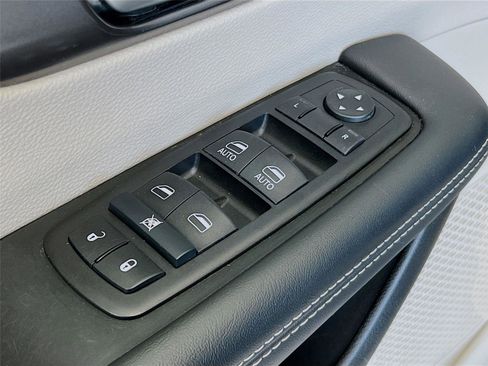 Used 2024 Chrysler Pacifica Touring-L image 19