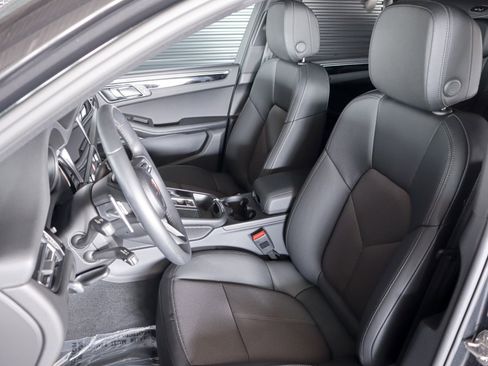 Used 2025 Porsche Macan image 5