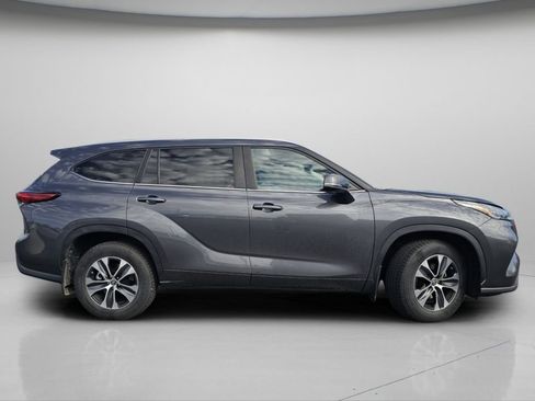 Used 2023 Toyota Highlander XLE AWD/4WD image 25