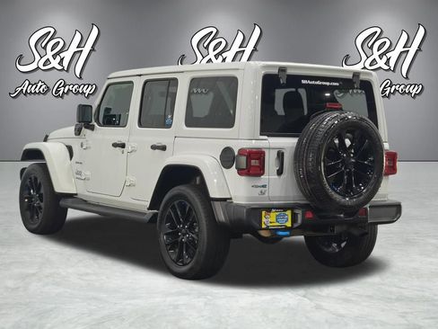 Used 2022 Jeep Wrangler Unlimited Sahara w/ Cold Weather Group image 19