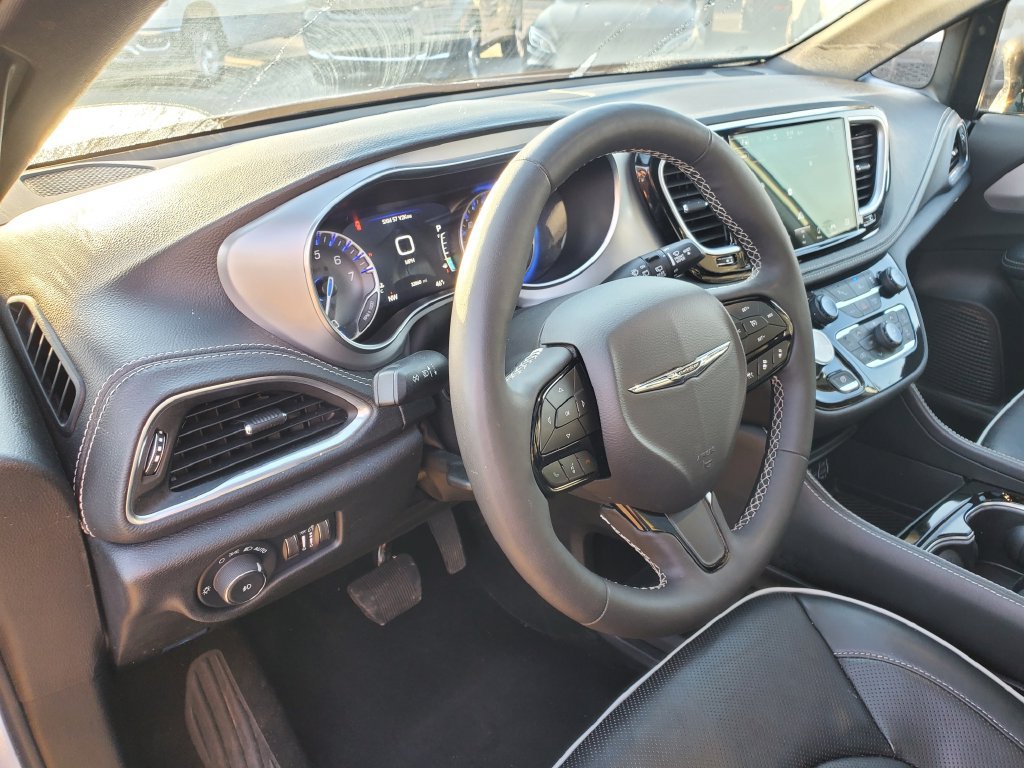Used 2025 Chrysler Pacifica Limited FWD image 24