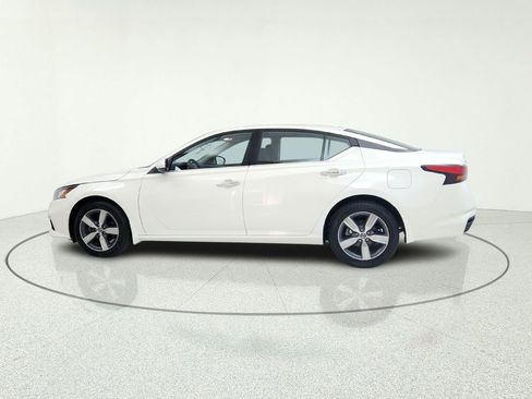 Used 2022 Nissan Altima SV image 5