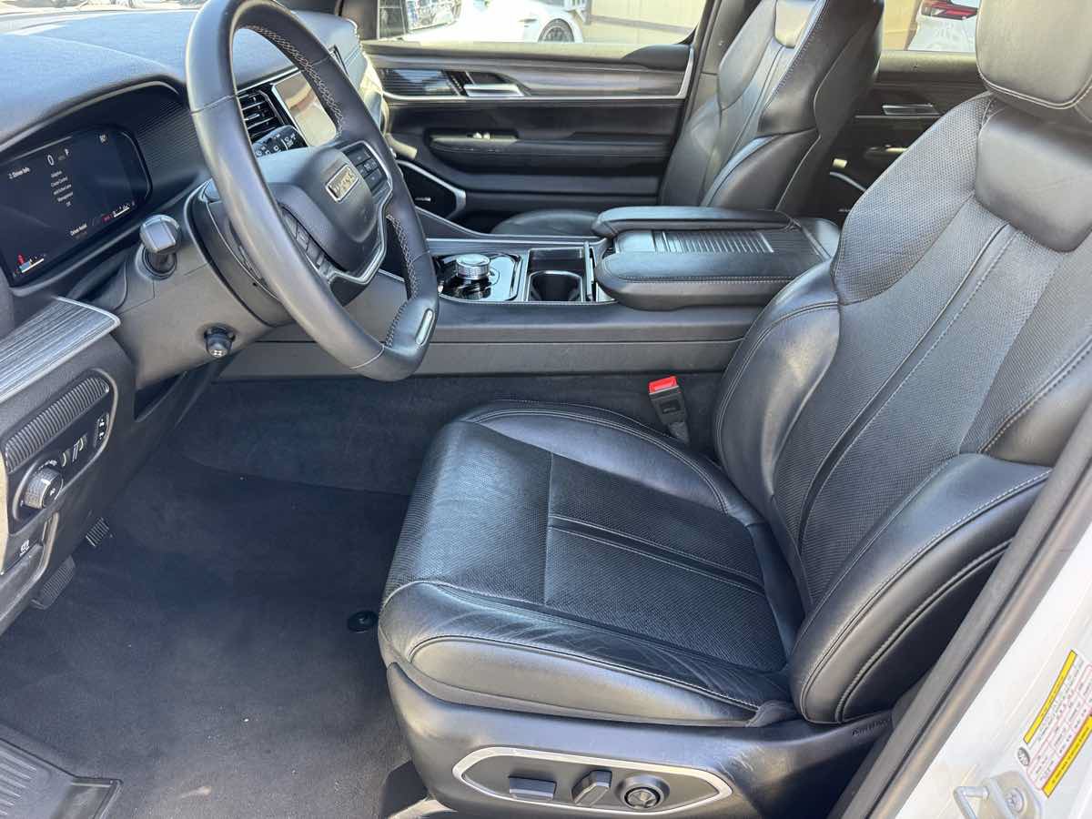 Used 2024 Jeep Wagoneer L Series II RWD image 27