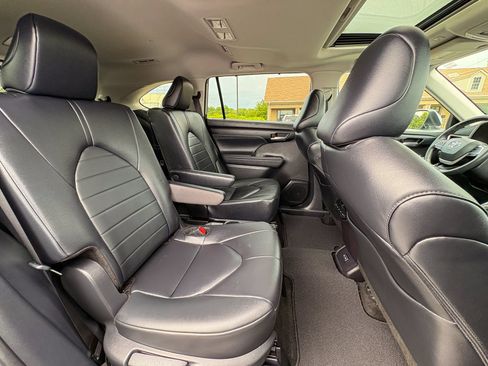 Used 2024 Toyota Highlander XLE AWD/4WD image 29