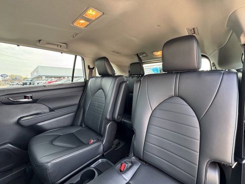 Used 2024 Toyota Highlander XLE image 22