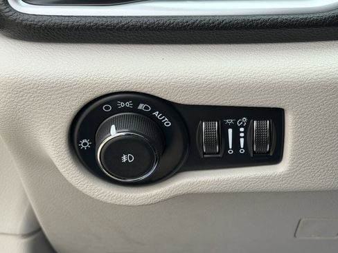 Used 2024 Chrysler Pacifica Limited FWD image 23