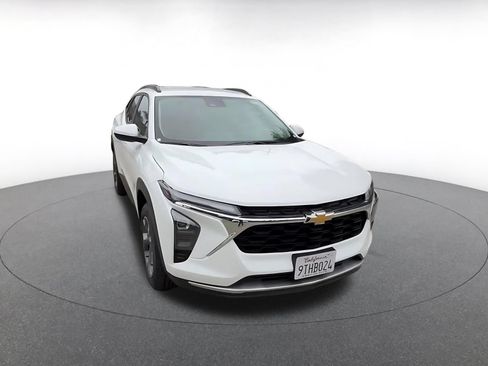 Used 2025 Chevrolet Trax LT FWD image 2