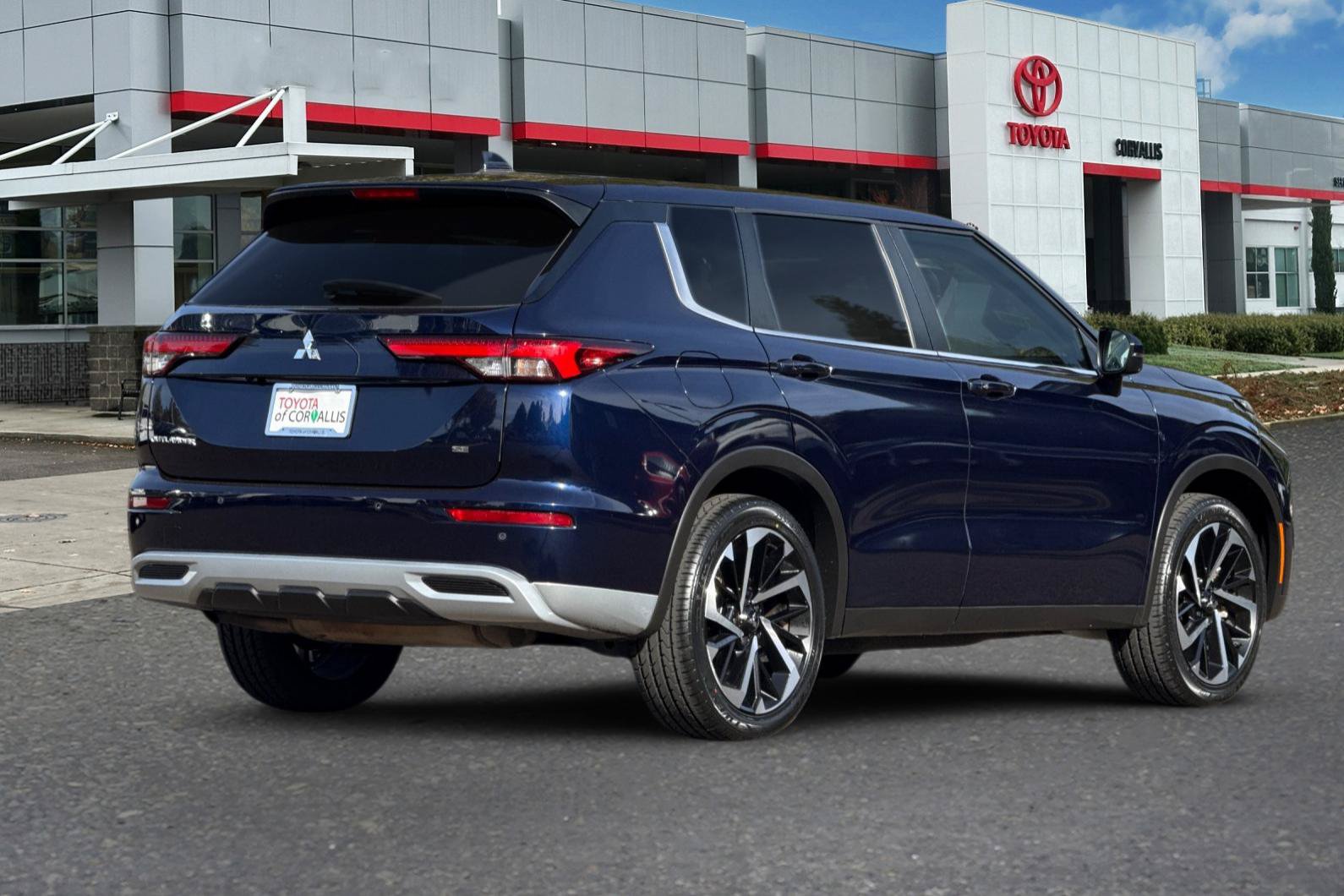 Used 2024 Mitsubishi Outlander SE AWD/4WD image 4