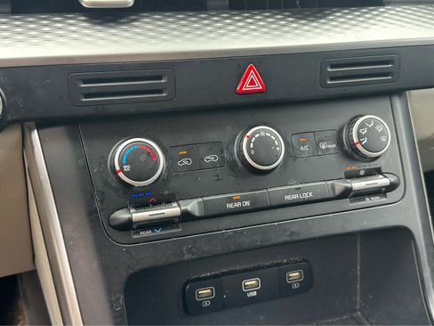 Used 2022 Kia Carnival LX FWD image 13