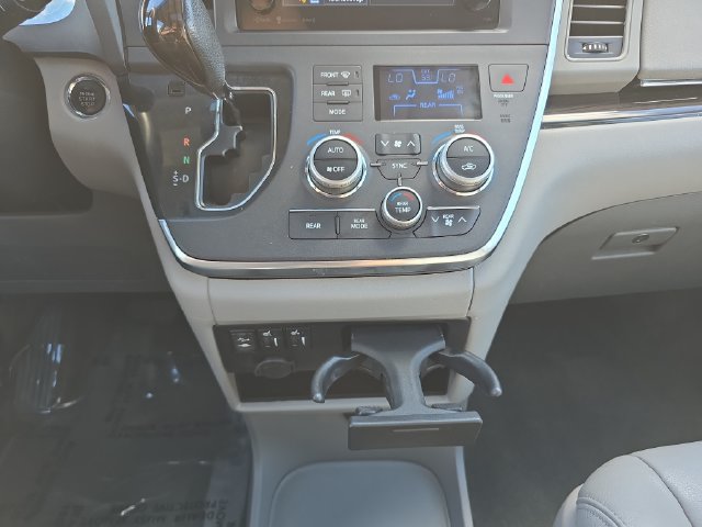 Used 2017 Toyota Sienna XLE FWD image 27
