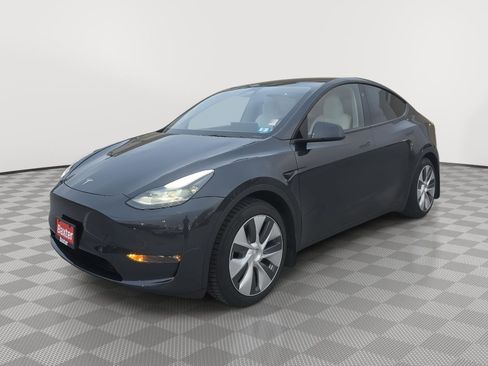 Used 2024 Tesla Model Y Long Range AWD/4WD image 2