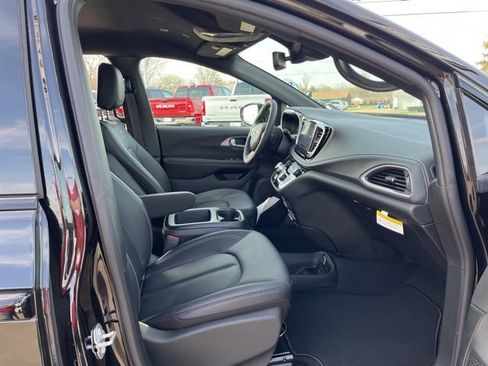 New 2026 Chrysler Pacifica Select w/ S Appearance Package FWD image 18