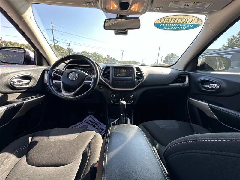 Used 2018 Jeep Cherokee Latitude w/ Comfort & Convenience Group FWD image 12