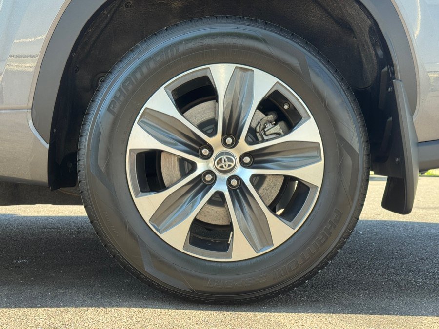 Used 2021 Toyota Highlander XLE AWD/4WD image 18
