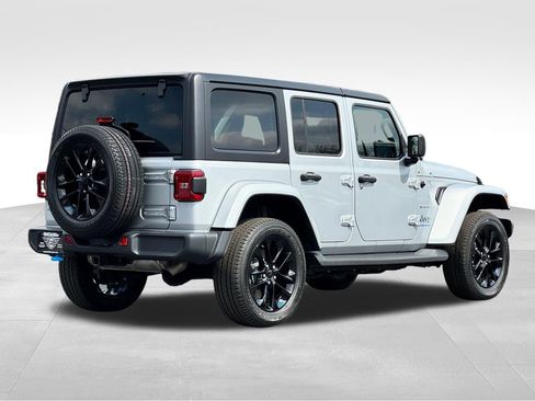 Used 2023 Jeep Wrangler Unlimited Sahara w/ Cold Weather Group AWD/4WD image 7