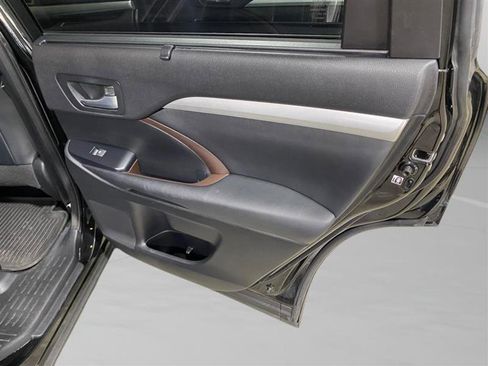 Used 2015 Toyota Highlander XLE image 29