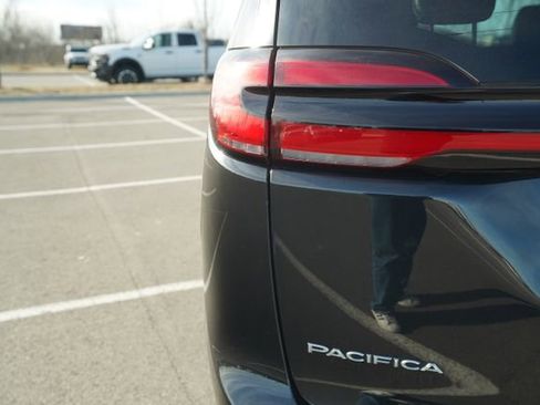 Used 2023 Chrysler Pacifica Limited image 38