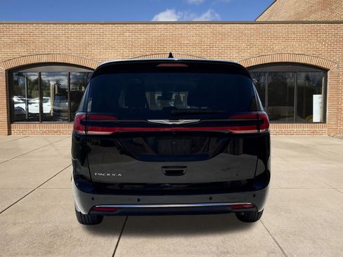 Used 2024 Chrysler Pacifica Touring-L FWD image 7