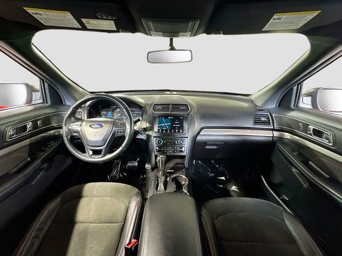 Used 2018 Ford Explorer XLT w/ Equipment Group 202A AWD/4WD image 15