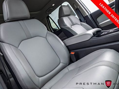 Used 2025 Honda Pilot Touring image 4