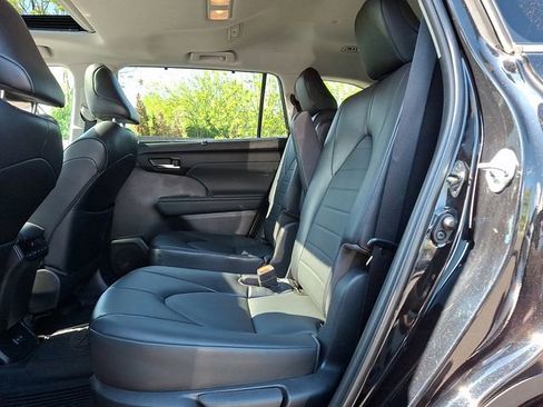 Used 2022 Toyota Highlander XLE AWD/4WD image 10