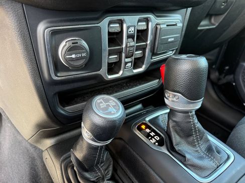 Used 2024 Jeep Wrangler Unlimited AWD/4WD image 27