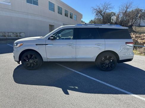 Used 2024 Lincoln Navigator Reserve image 2