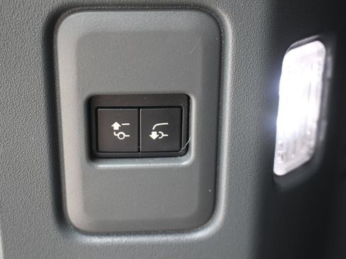 Used 2023 Land Rover Defender 130 X-Dynamic SE AWD/4WD image 11