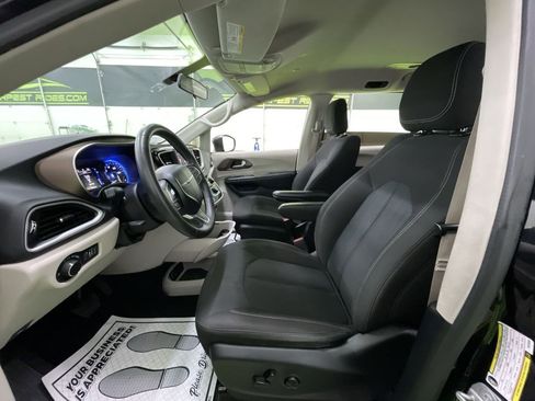 Used 2022 Chrysler Voyager LX image 16