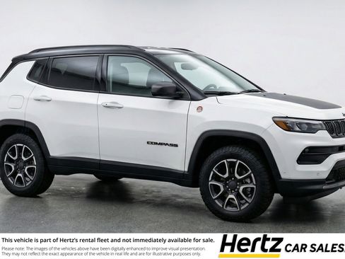Used 2025 Jeep Compass Trailhawk image 1