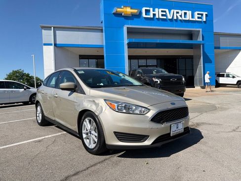 Used 2018 Ford Focus SE FWD image 1