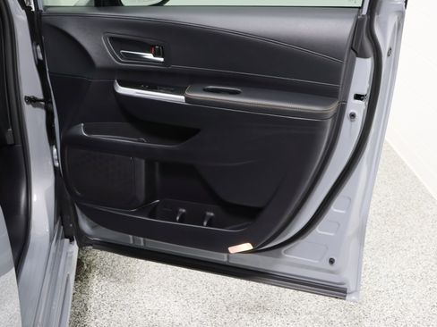 Used 2025 Toyota Sienna XLE Woodland Edition image 39