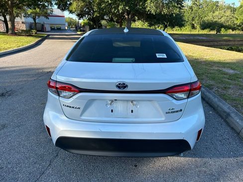 Used 2024 Toyota Corolla LE w/ LE Convenience Package FWD image 4