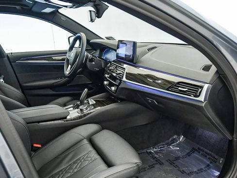 Certified 2022 BMW 530e w/ Premium Package image 17