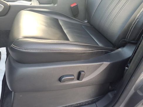 Used 2024 Nissan Frontier SL image 11