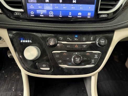 Used 2022 Chrysler Pacifica Limited w/ Uconnect Theater Family Group image 23