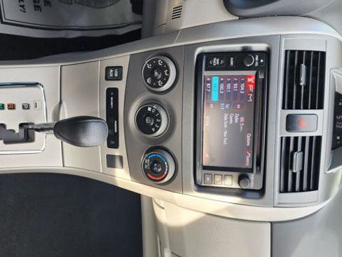 Used 2013 Toyota Corolla LE FWD image 18