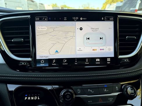 New 2026 Chrysler Pacifica Limited w/ Uconnect Theater Family Group image 23