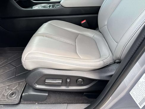 Used 2024 Honda Pilot Touring image 19