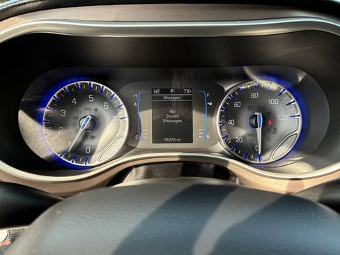 Used 2019 Chrysler Pacifica Touring-L FWD image 25