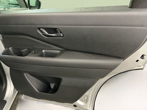 Used 2024 Nissan Pathfinder S image 31