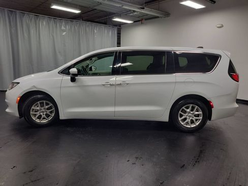 Used 2023 Chrysler Voyager LX FWD image 5