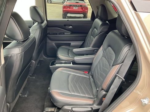 Used 2023 Nissan Pathfinder Platinum image 21